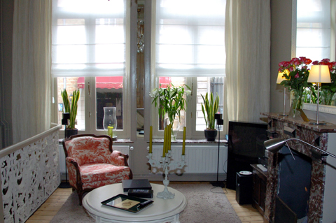 Des-plantes-avec-petite-table-blanche